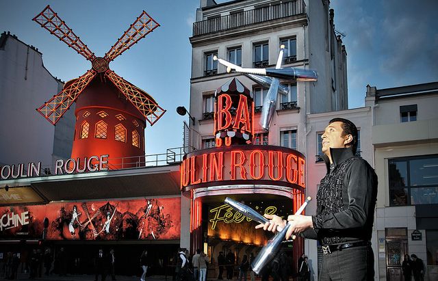 Mario Berousek et les massues Flash Club devant le Moulin Rouge