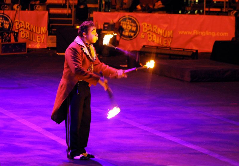 Victor Rossi jongle avec torches en feu