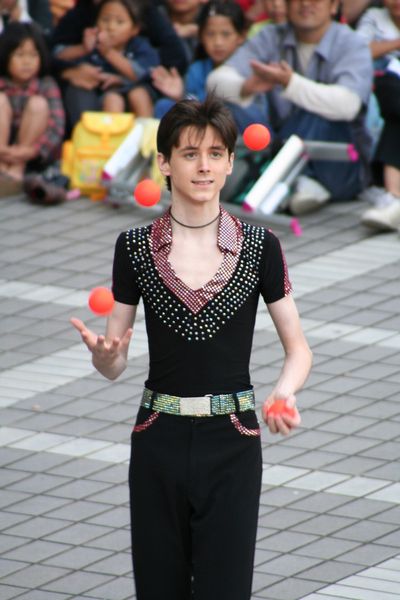 Alan Sulc jongle avec des balles