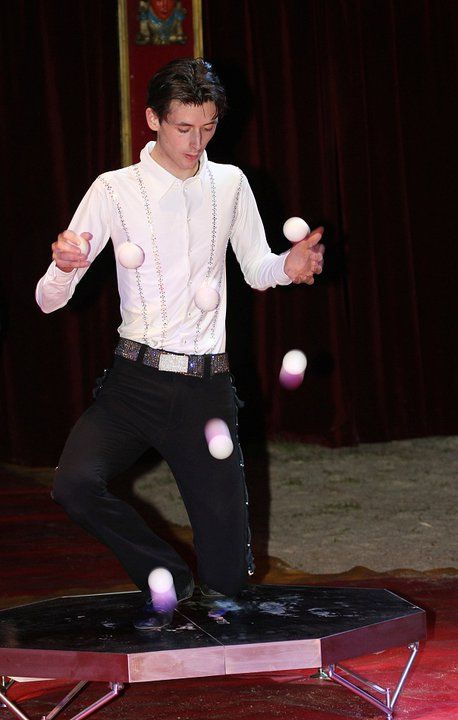Alan Sulc jongle avec des balles rebond sur un plateau surélevé